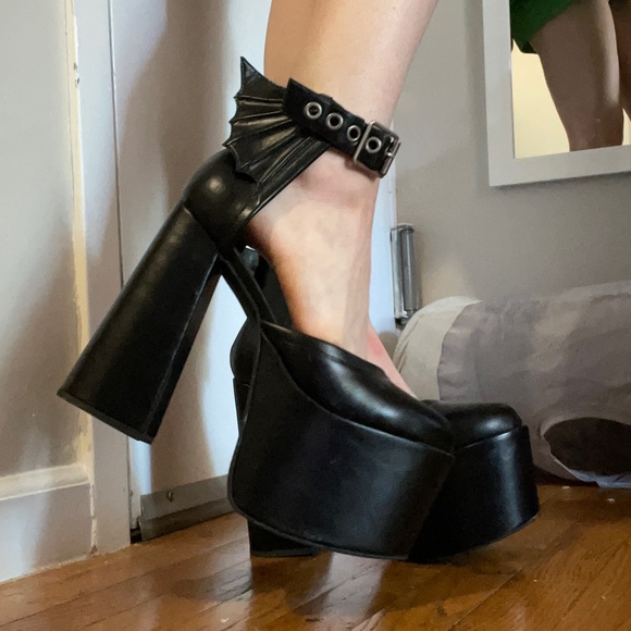 Size 11 Bat wing heels from trickzntreatz!!! Good condition, barely worn! - Picture 4 of 4